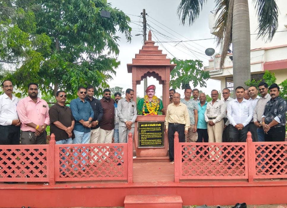 बदनावर में शहीद सूबेदार Ravindra Singh Rathore की 25वीं पुण्यतिथि पर श्रद्धांजलि, प्रतिमा पर किया माल्यार्पण