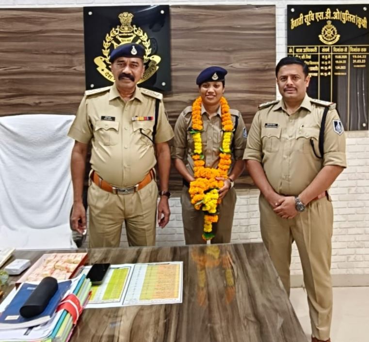 कुक्षी की आरक्षक किरण निंगवाल बनीं सब-इंस्पेक्टर, एसडीओपी और थाना प्रभारी ने किया सम्मानित