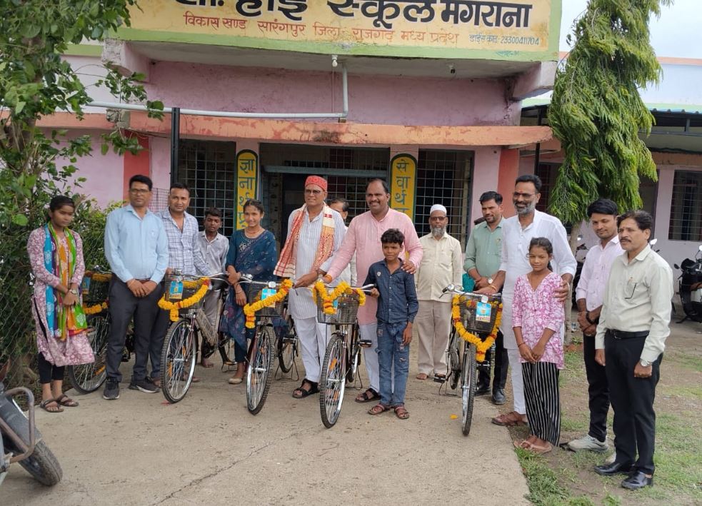 मगराना स्कूल में छात्राओं को मिली सौगात, 5 बेटियों को वितरित की गई निशुल्क साइकिल