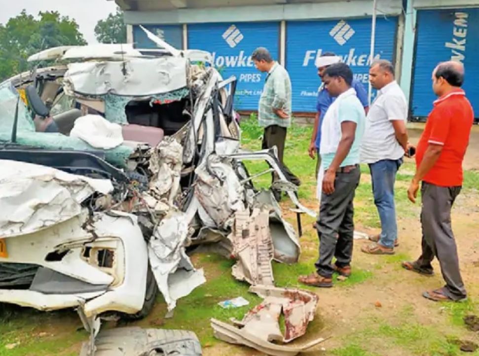 NH-43 पर भीषण सड़क हादसा: खड़े ट्रक से टकराई कार, मासूम समेत 5 लोगों की दर्दनाक मौत