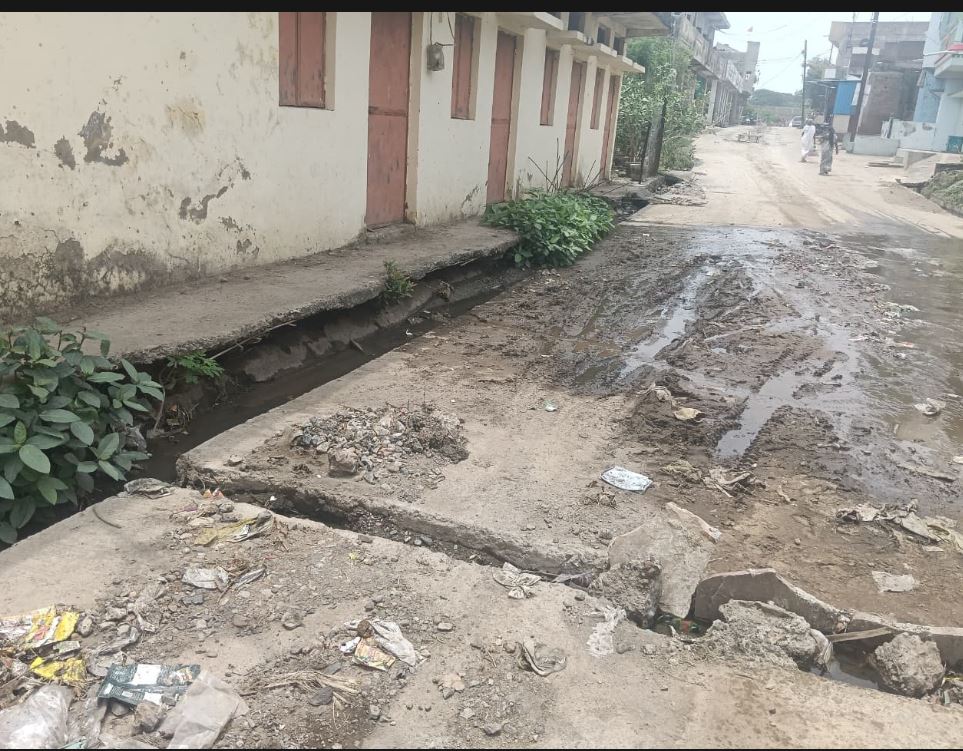 कुक्षी नगर पालिका की लापरवाही: नाली की टूटी जाली बनी हादसे का खतरा, जिम्मेदार बेखबर