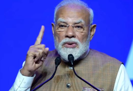 PM Modi के पीछे खड़ी महिला कैमरापर्सन ने किया ऐसा इशारा, पलटकर देखने लगे प्रधानमंत्री, वीडियो सोशल मीडिया पर वायरल