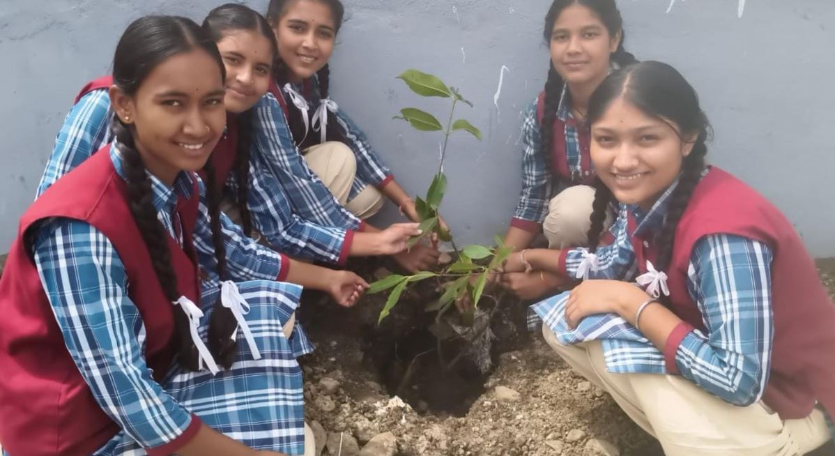 Mau में हरित क्रांति अभियान: संदीपन स्कूल के छात्रों ने लगाए 50 पौधे, संरक्षण का लिया संकल्प