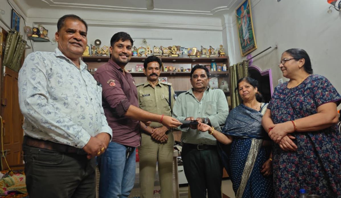 ईमानदारी आज भी जिंदा है: Prateek Kumar Jain ने लौटाया लाखों की कीमत वाला मोबाइल