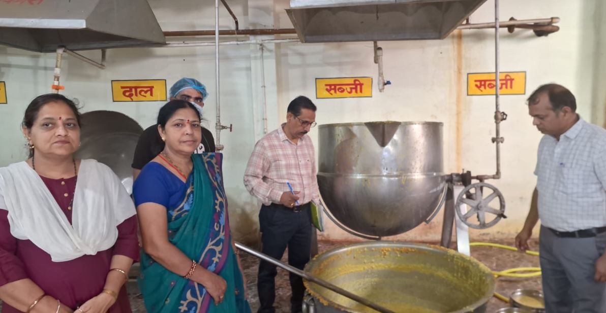 Sagar में मिड-डे मील सेंट्रल किचन पर प्रशासन की औचक जांच, खाद्य पदार्थों के 6 सैंपल लिए गए