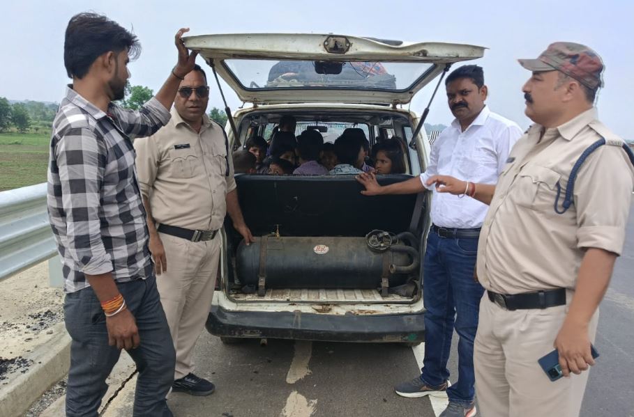 Sagar में स्कूली वाहनों की सघन जांच, LPG गैस किट लगी 2 मारुति वैन जब्त
