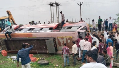 Sehore में बड़ा हादसा: बिजली के खंभे से टकराकर पलटी यात्री बस, 18 लोग घायल, समय पर राहत कार्य से टला बड़ा संकट