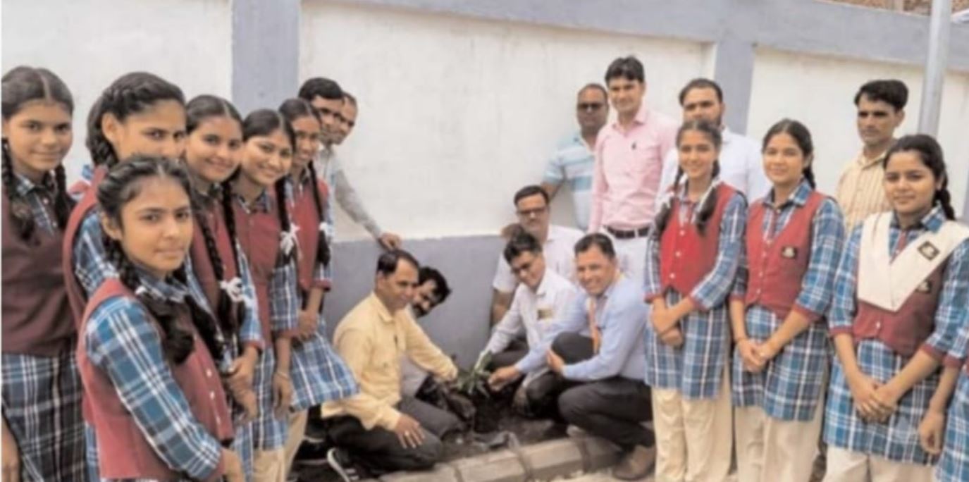 पड़ाना: मां के प्रति सम्मान और स्नेह व्यक्त करने पौधे लगाकर करें देखभाल- प्राचार्य