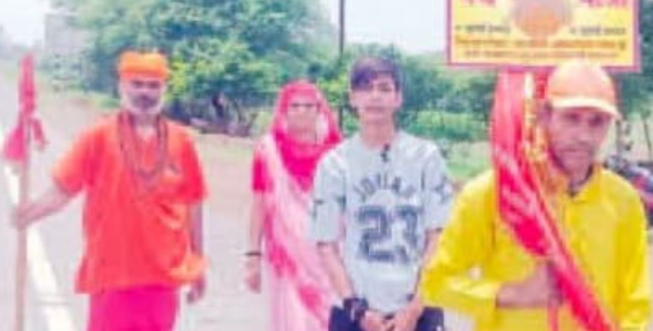 Indore : 1365 किमी की मां वैष्णोदेवी पदयात्रा पर निकले इंदौर के विष्णुप्रसाद तिवारी, 16 वर्षीय बेटे और परिवार भी साथ