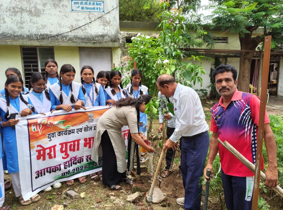 Betul में पर्यावरण संरक्षण का संदेश, शासकीय कन्या शाला परिसर में लगाए गए छायादार पौधे
