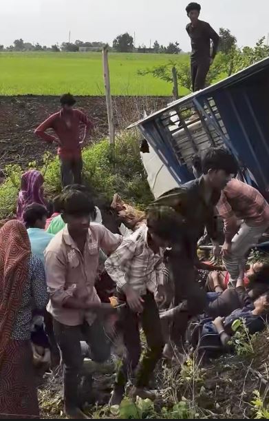 Breaking News : Budhni में दर्दनाक सड़क हादसा: धान रोपाई के लिए जा रही ओवरलोड पिकअप पलटी, महिला मजदूर की मौत, 30 से अधिक घायल