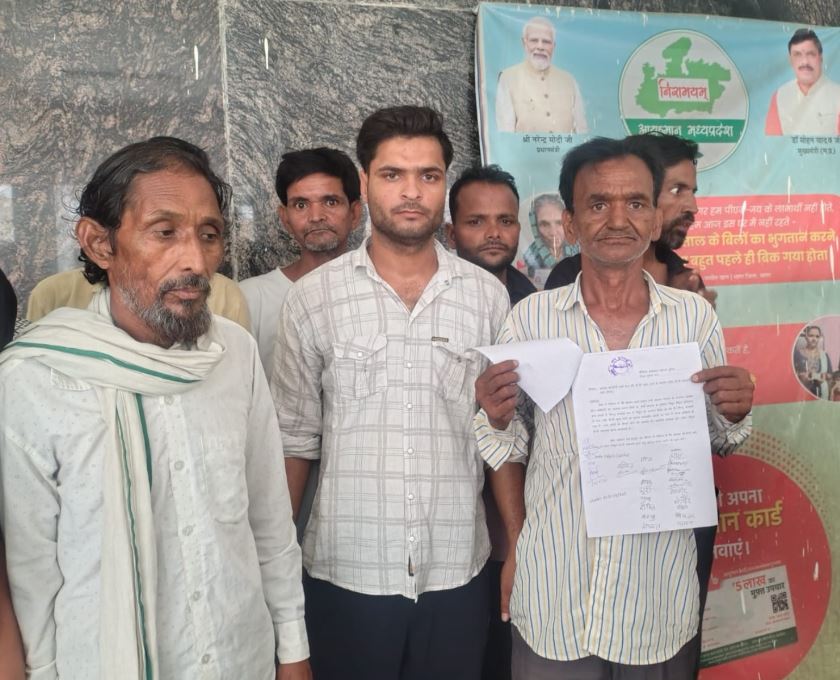 Morena की आवास कॉलोनी वार्ड क्रमांक 9 में नई विद्युत डीपी लगाने की मांग, रहवासियों ने कलेक्टर को सौंपा ज्ञापन