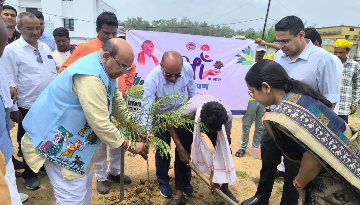 ‘एक पेड़ मां के नाम’ अभियान के तहत राष्ट्रीय अनुसूचित जनजाति आयोग अध्यक्ष Antar Singh Arya ने किया पौधारोपण