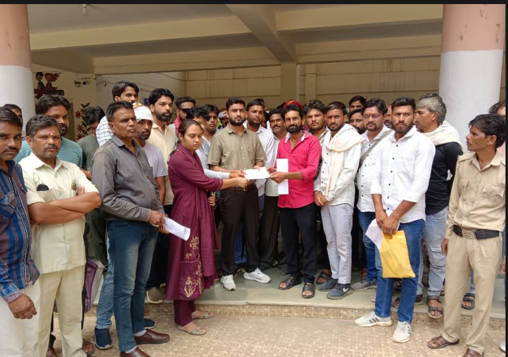 Ashoknagar : सहकारी समिति कर्मचारियों ने तहसीलदार को सौंपा ज्ञापन, राशन विसंगतियों और वेतन अनियमितता पर जताया विरोध