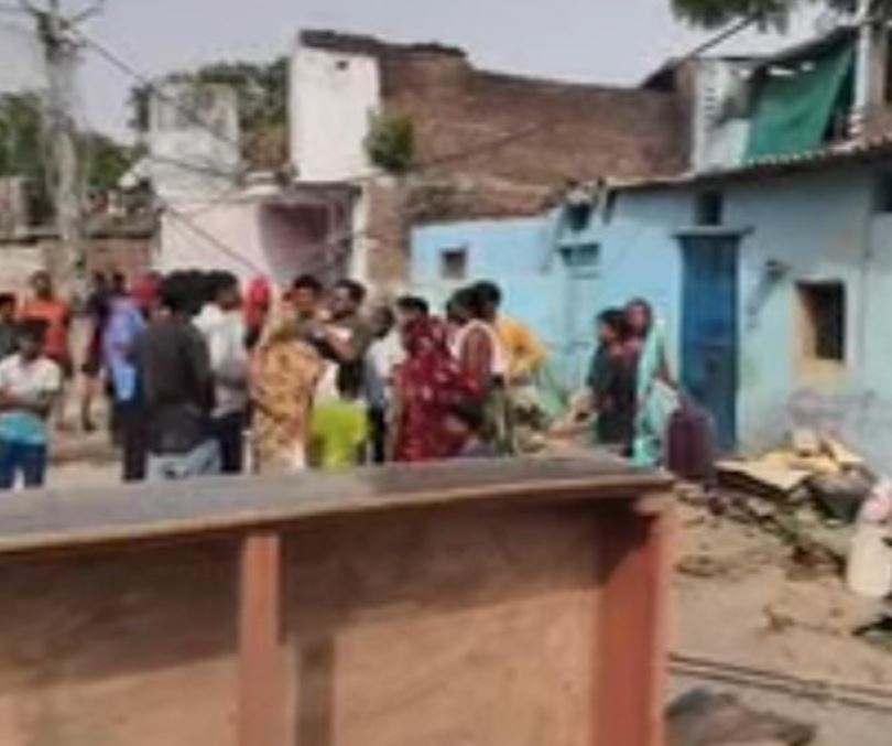 Morena : अतिक्रमण हटाने की कार्रवाई के बाद मुड़ियाखेड़ा में विरोध, सड़क पर सामान रखकर किया चक्का जाम
