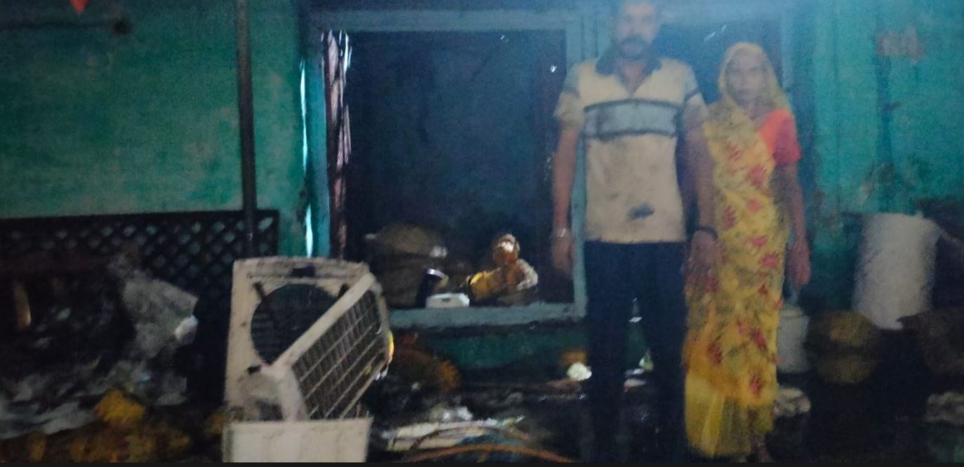 Dhar : बाग में टोपला व्यापारी के घर लगी भीषण आग, लाखों का सामान जलकर खाक, परिवार ने प्रशासन से मांगी मदद