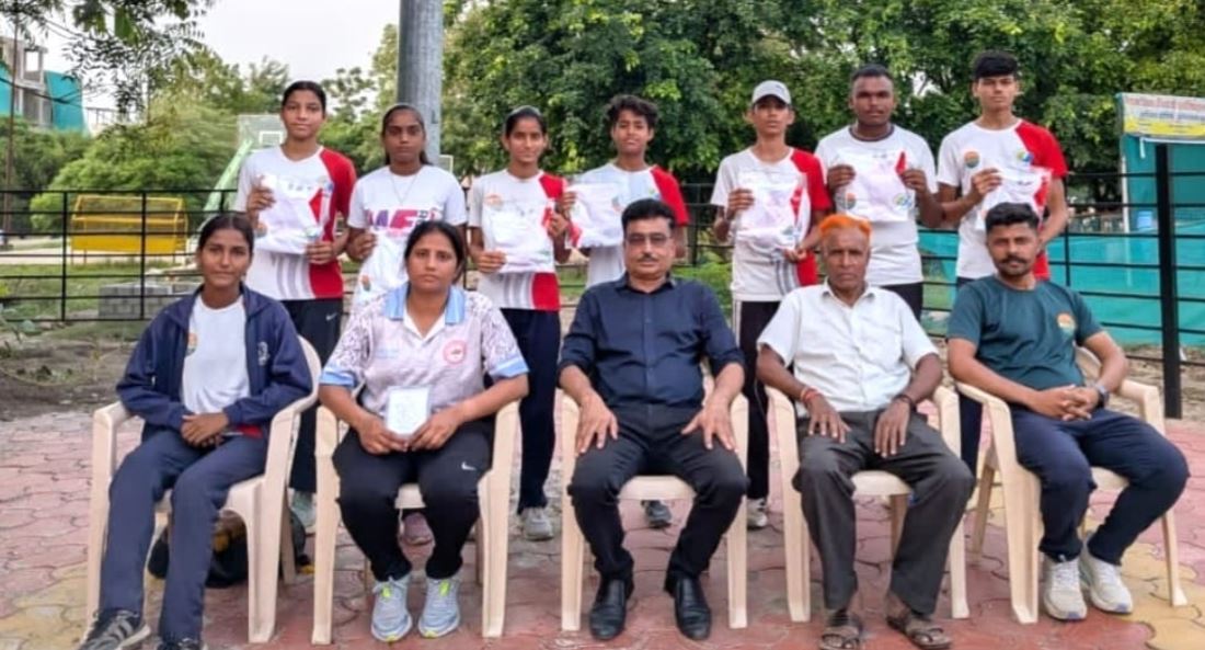 Dewas : हिन्द फौज एथलेटिक्स एवं डिफेंस ने किया सुधीर पंडित का सम्मान, खिलाड़ियों को मिली खेल किट