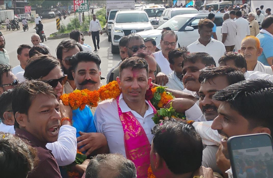पीपलरावा में Jitu Patwari  की साइकिल रैली का भव्य स्वागत, कांग्रेस कार्यकर्ताओं में दिखा उत्साह