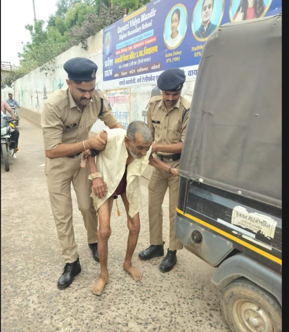 अशोकनगर : बुजुर्ग के लिए देवदूत बने 2 पुलिसकर्मी, अंडरपास से निकालकर पहुंचाया अस्पताल