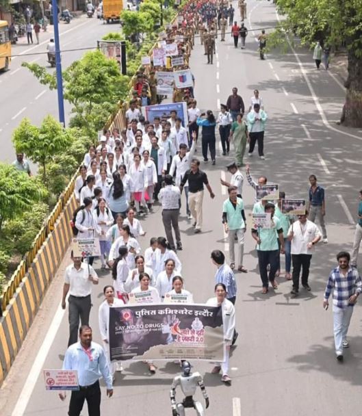 इंदौर पुलिस की अनोखी पहल: Robot के जरिए लोगों को बताया नशे से दूरी का महत्व