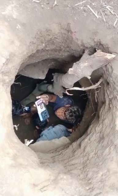 Manawar के कोलीपुरा में खेत जोतते समय मिला रहस्यमयी गड्ढा, 10-15 फीट गहरी सुरंग मिलने से इलाके में मची हलचल