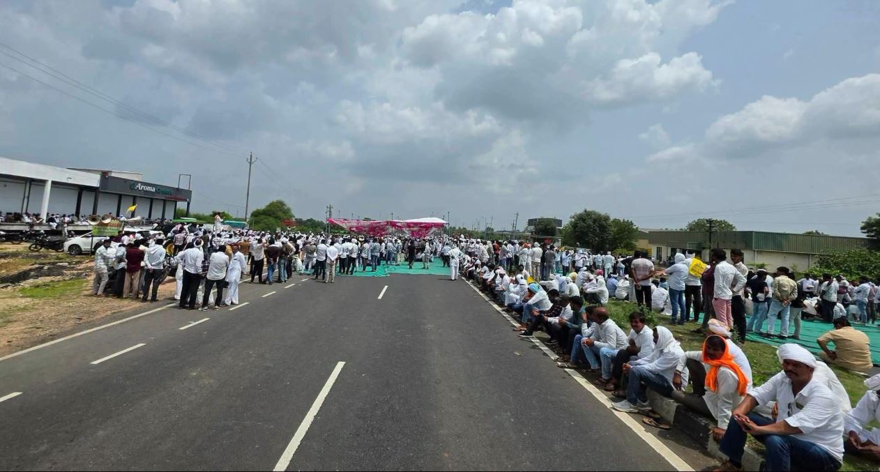 Harda :MSP की लड़ाई आर-पार: 5 क्विंटल मूंग खरीदी की मांग पर हरदा में किसानों ने नेशनल हाईवे पर डाला डेरा, अनिश्चितकालीन चक्काजाम शुरू