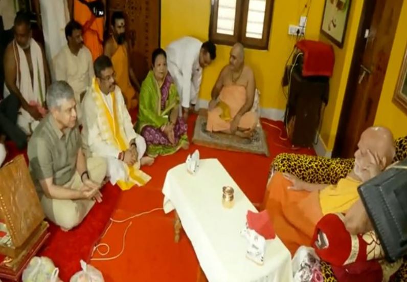 NEET विवाद के बीच Dharmendra Pradhan  पहुंचे पुरी जगन्नाथ मंदिर, शंकराचार्य से लिया आशीर्वाद