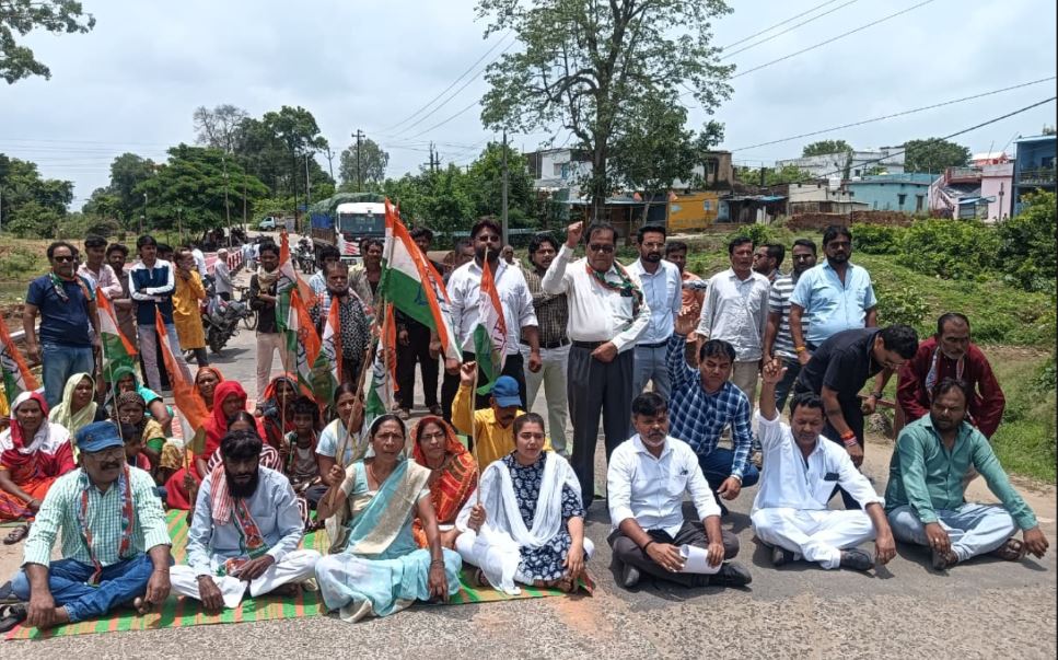 Amla : चंद्रभागा पुल पर कांग्रेस का चक्काजाम, पार्षद खुशबू अतुलकर ने उठाई जनहित की मांगें