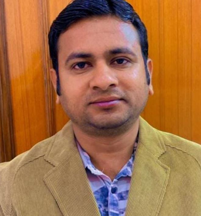 नोटों की खनक में खोती इंसानियत? रिश्तों से बड़ा नहीं हो सकता धन