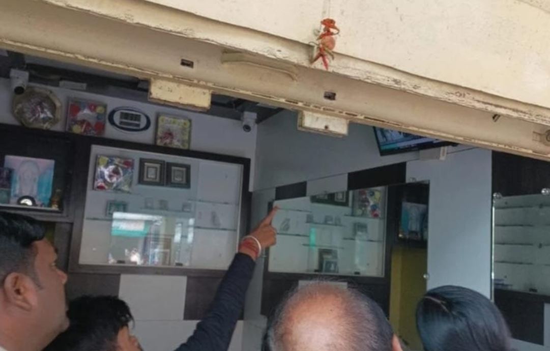 Damoh News : पथरिया में चोरों का आतंक, कन्या शाला से घुसकर ज्वेलरी दुकान में की लाखों की चोरी