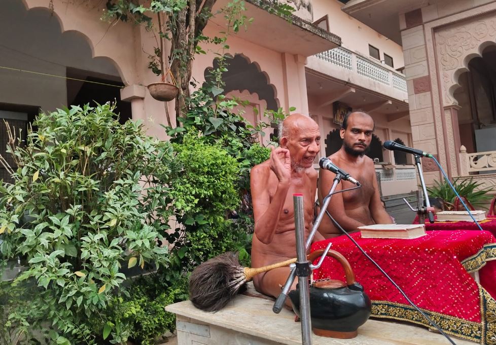 नवागढ़ में गूंजे जयकारे, मुनिश्री मंगलानंद सागर महाराज के आगमन पर उमड़ा श्रद्धा का सैलाब