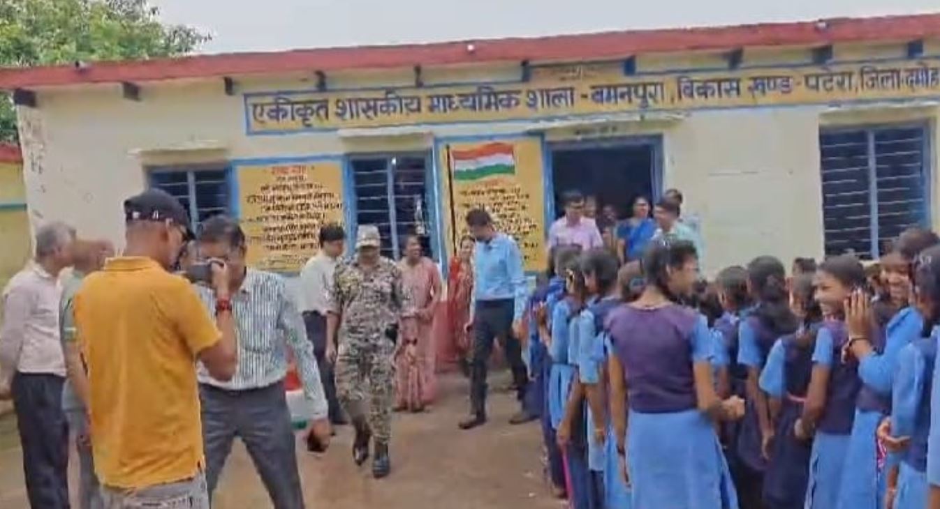 Damoh : औचक निरीक्षण में स्कूल पहुंचे कलेक्टर, विद्यार्थियों से किया संवाद; मध्यान्ह भोजन व्यवस्था सुधारने के निर्देश