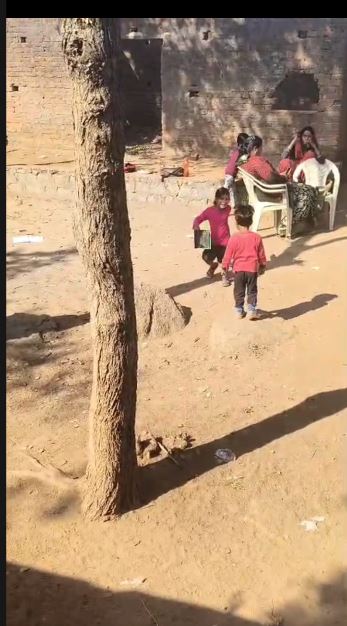 Shivpuri: प्राथमिक शाला लोटनबाड़ा में बच्चों से झाड़ू लगवाने का आरोप, ग्रामीणों ने जांच की मांग की
