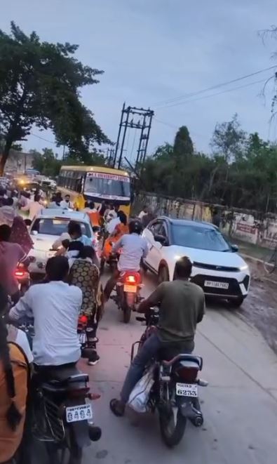 Rewa में सोशल मीडिया वीडियो बनाने के चक्कर में सड़क पर लगा जाम, युवकों की हरकत से राहगीर परेशान
