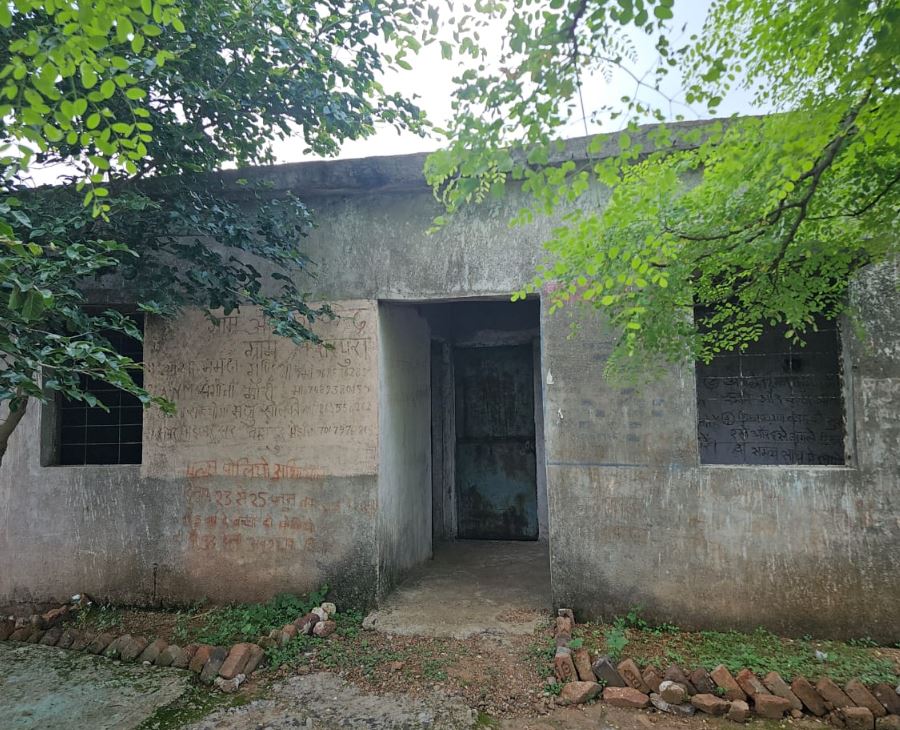 Jhabua : 11 साल बाद भी अधूरा आंगनवाड़ी भवन, बिना दरवाजे और फर्श के पढ़ने को मजबूर बच्चे