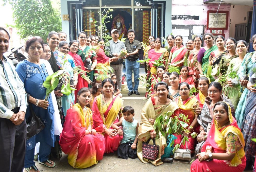Damoh : असाटी समाज महिला समिति दमोह ने मनाया वृक्षारोपण महाकुंभ, विद्यालय परिसर में लगाए 40 पौधे