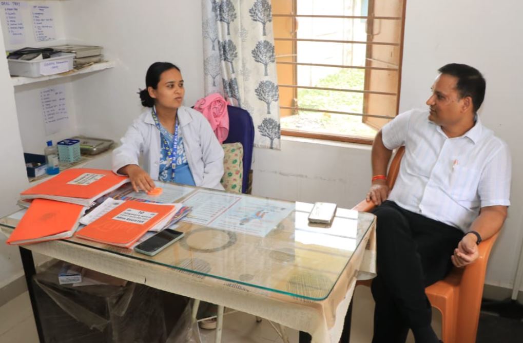 Jhabua : कलेक्टर ने उप स्वास्थ्य केंद्र एवं ग्राम पंचायत का किया निरीक्षण, लापरवाही पर सचिव के निलंबन के दिए निर्देश