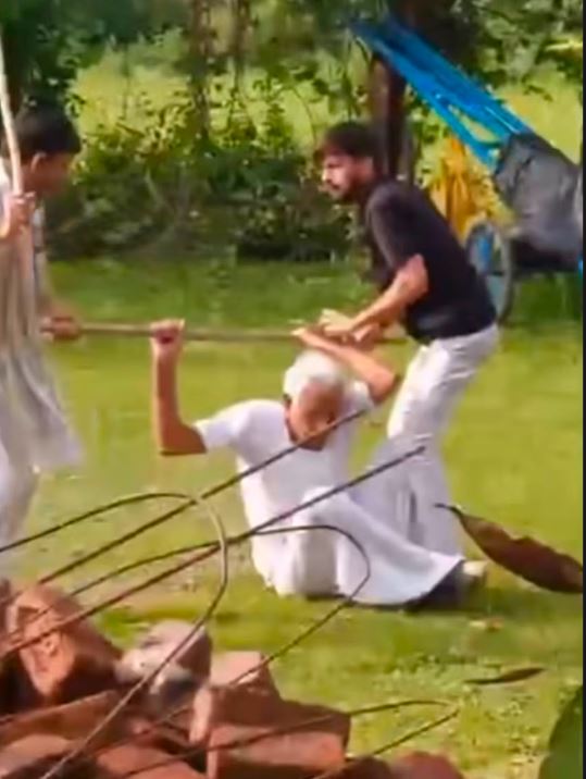 Dewas : जमीन के टुकड़े ने तोड़े रिश्ते, बुजुर्ग पर लाठी-डंडों से हमला, वीडियो वायरल