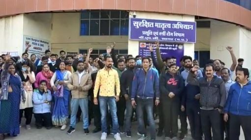 Sagar BMC Staff Protest: अस्पताल में कथित अभद्रता के बाद डॉक्टर और नर्सिंग स्टाफ हड़ताल पर, सुरक्षा की मांग तेज