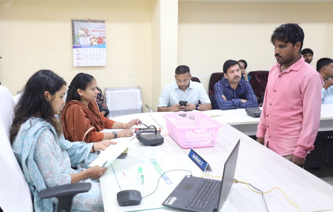 Shajapur : जनसुनवाई में 78 आवेदन प्राप्त, कलेक्टर ऋजु बाफना ने सुनीं नागरिकों की समस्याएं