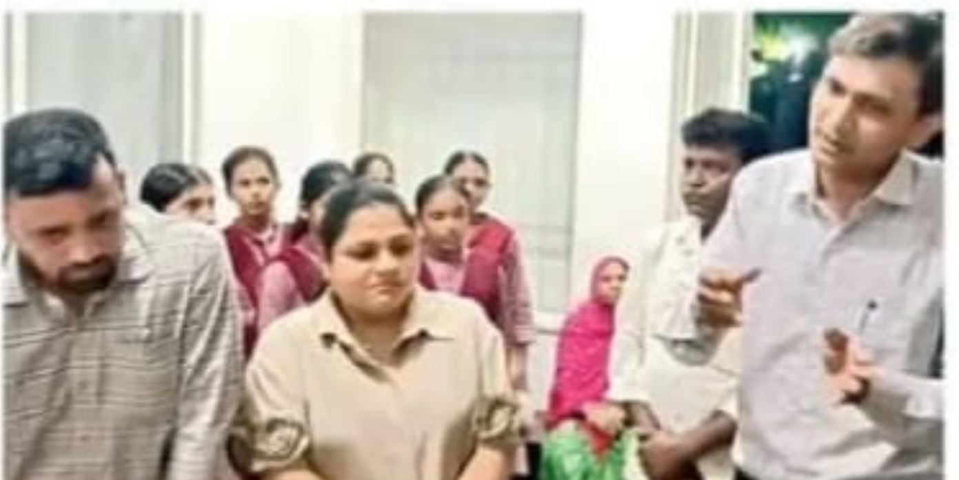 Manawar :  बालिका छात्रावास में जमीन विवाद को लेकर हंगामा, छात्राओं ने लगाए पीएचई विभाग पर आरोप, जांच शुरू