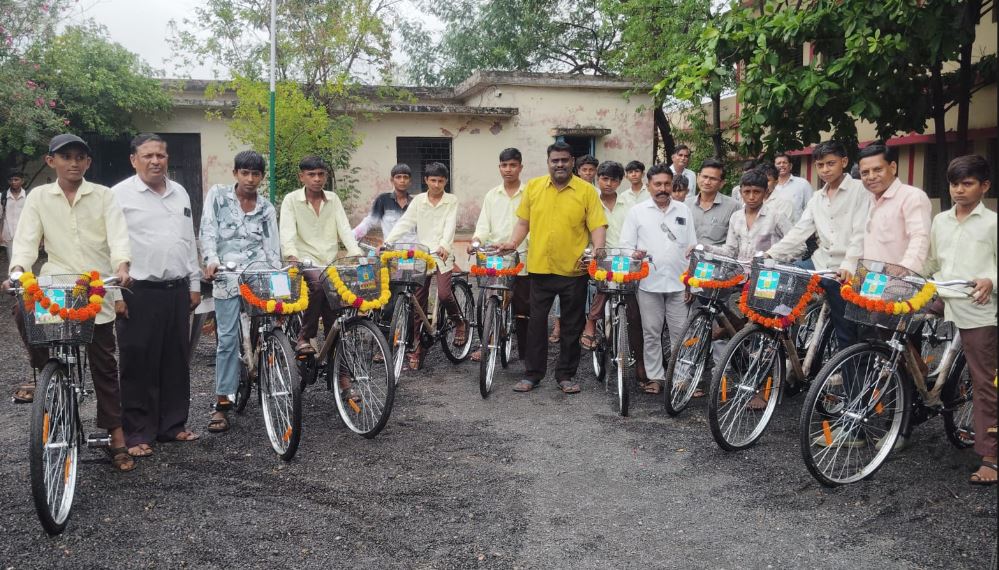 Dehri स्कूल में 30 विद्यार्थियों को निःशुल्क साइकिलों का वितरण, नियमित शिक्षा के लिए किया प्रेरित
