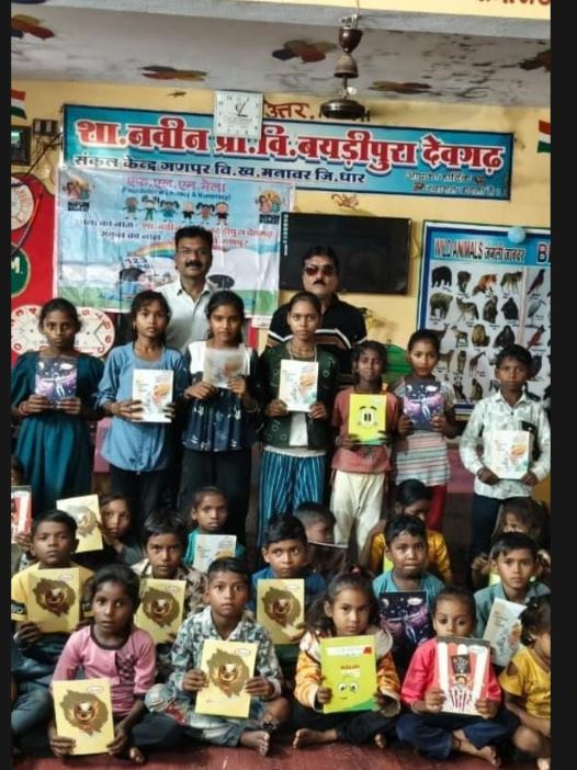 गुप्त नवरात्रि की अष्टमी पर डॉ. खांगर ने विद्यार्थियों को भेंट की पाठ्य सामग्री, बच्चों के चेहरों पर खिले खुशी के भाव