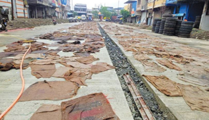 Indore : ट्रांसपोर्ट नगर की 8 करोड़ की सड़क में मिली गड़बड़ी, निगम ने ठेकेदार को लगाई फटकार