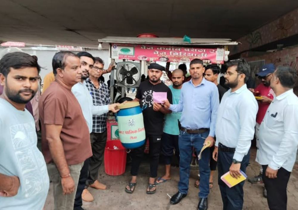 Rewa में स्वच्छता अभियान को मिली नई गति: नगर निगम की सख्ती, 10 हजार रुपये का चालान और दुकानदारों को डस्टबिन वितरित