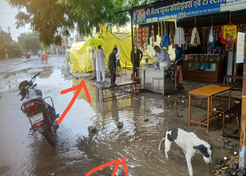 महिदपुर के नारायणा रोड पर घटिया निर्माण की खुली पोल, पहली बारिश में सड़क किनारे जमा हुआ पानी