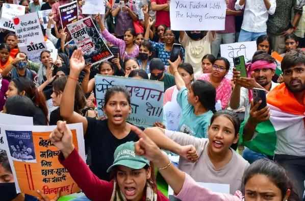 Students Celebrate at Jantar Mantar After Dharmendra Pradhan's Resignation