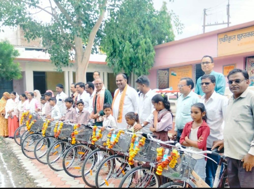पडाना : साइकिल पाकर खिले 12 बच्चों के चेहरे, ‘बच्चों का भविष्य ही हमारी प्राथमिकता’ : मनोहर सिंह परमार
