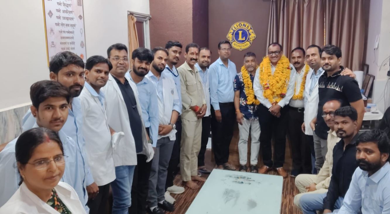 Lions Eye Hospital कि टीम द्वारा नवीन पदाधिकारी द्वय अध्यक्ष सुधीर जैन, सचिव संदीप रांका कोषाध्यक्ष विपिन चौरडिया का स्वागत सम्मान करतें हुए
