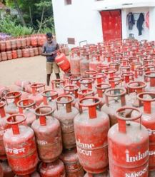 Bhopal LPG Crisis 2026: सर्वर स्लो होने से गैस सिलेंडर बुकिंग में परेशानी, उपभोक्ता परेशान